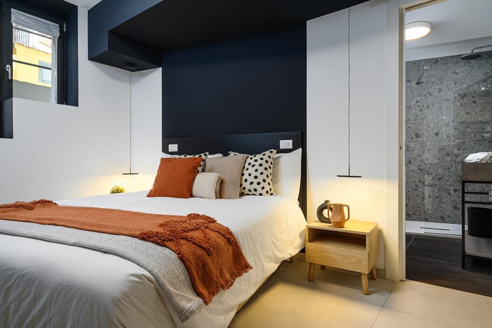 Photo of the whole room, Bedroom