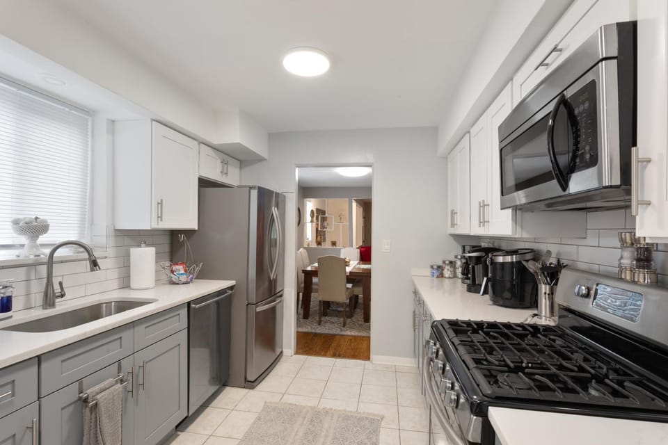 Coffee/tea facilities, Kitchen or kitchenette, dishwasher, oven, stove, toaster