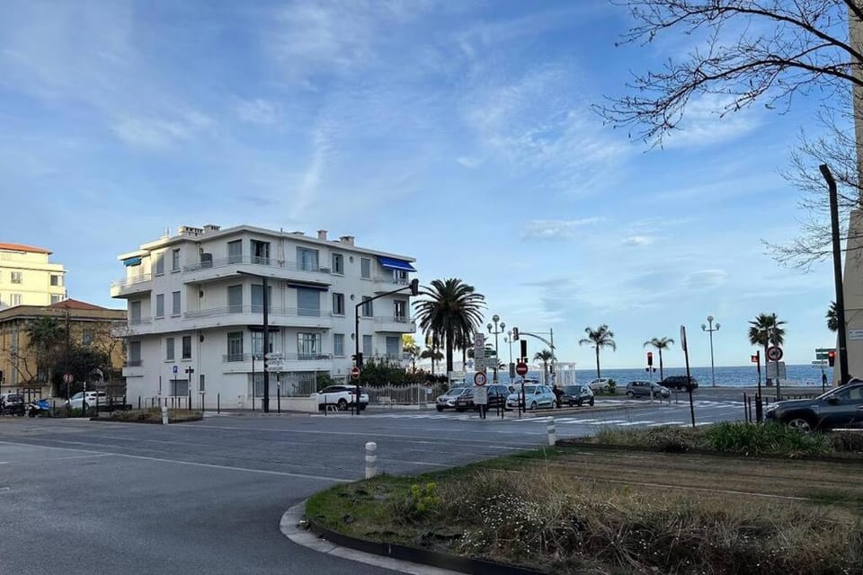 Neighbourhood, Location