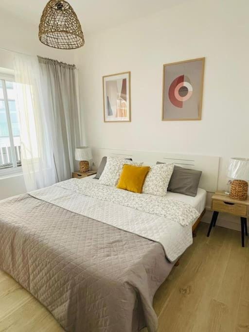 Bed, Photo of the whole room, Seating area, Bedroom
