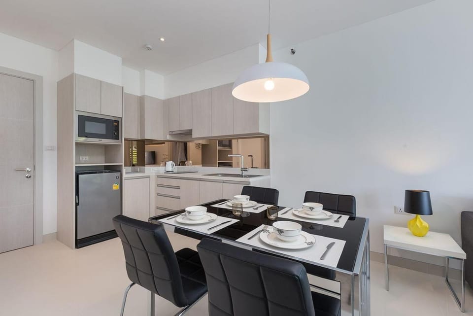 Kitchen or kitchenette, Dining area