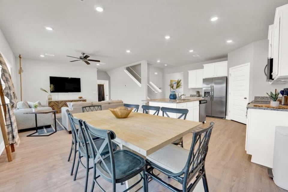 TV and multimedia, Living room, Seating area, Dining area, Evening entertainment