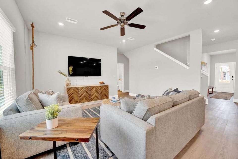 TV and multimedia, Living room, Seating area, Evening entertainment