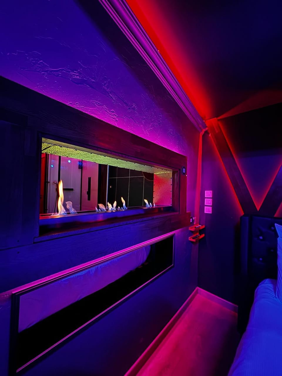 Bedroom, fireplace