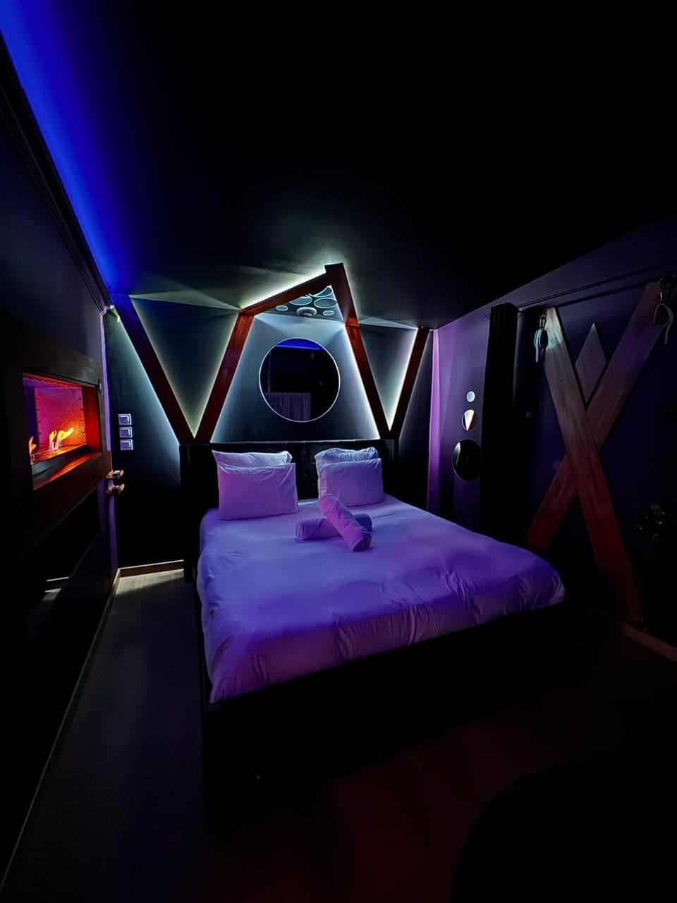 Bed, Photo of the whole room, Bedroom