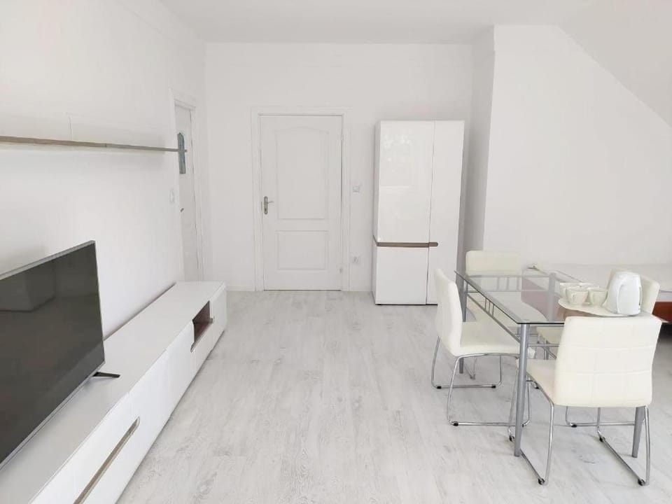 TV and multimedia, Photo of the whole room