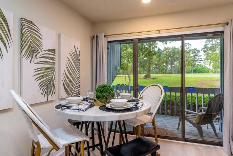 View (from property/room), Balcony/Terrace, Seating area, Dining area