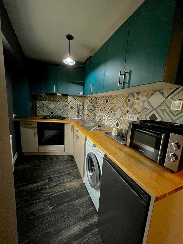 Kitchen or kitchenette, dishwasher, minibar