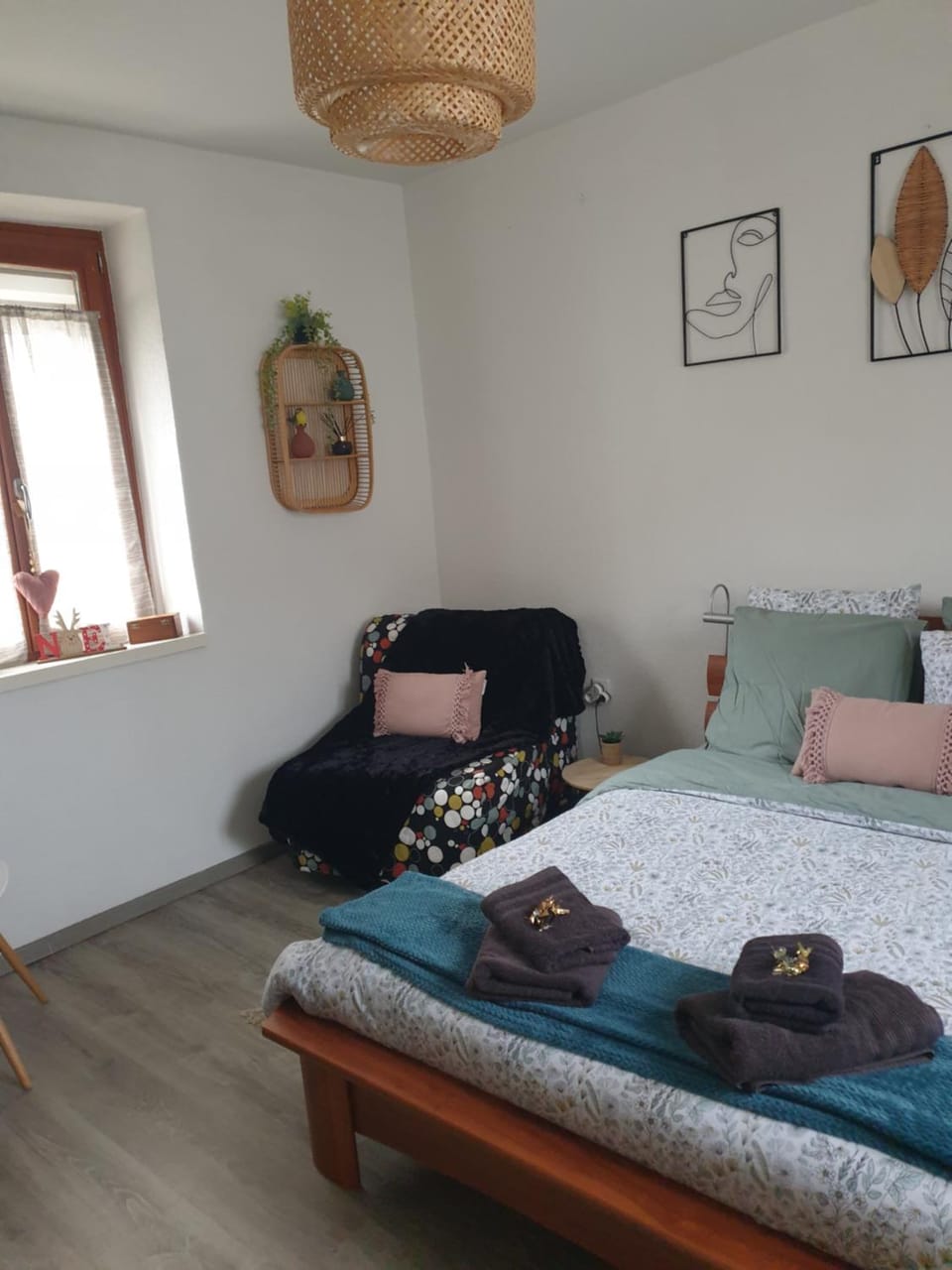 Bed, Photo of the whole room, Decorative detail, Bedroom, Sunrise, towels