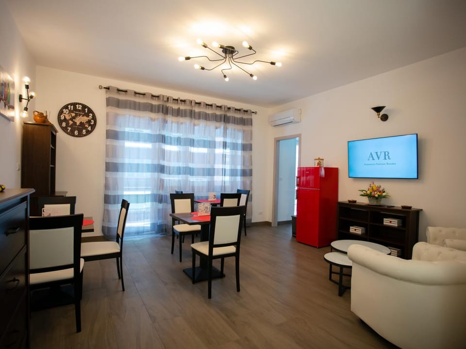 TV and multimedia, Living room, Seating area, Dining area