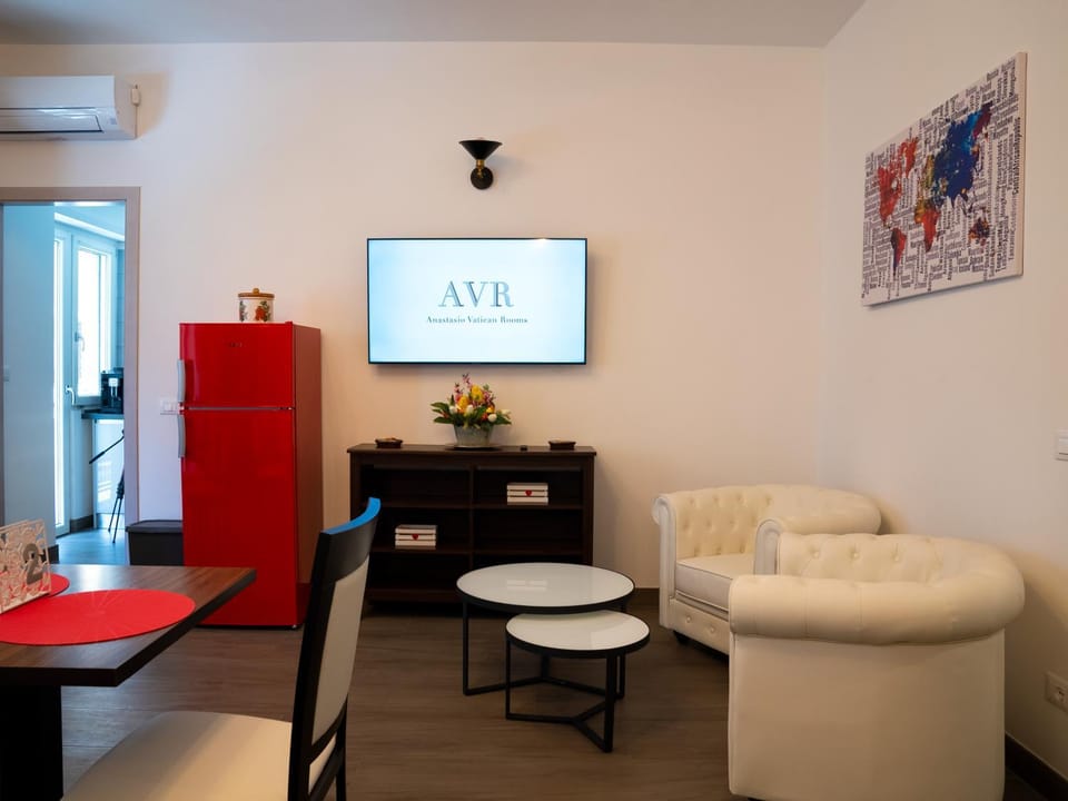 Communal lounge/ TV room, TV and multimedia, Living room, Seating area, Dining area