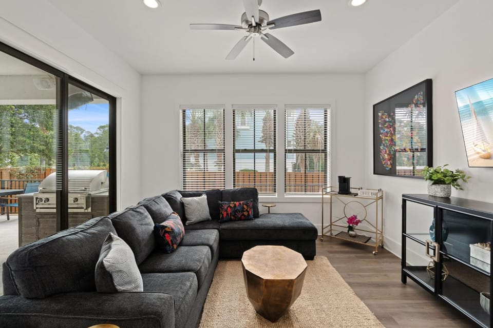 Patio, Day, BBQ facilities, Living room, Seating area, furniture