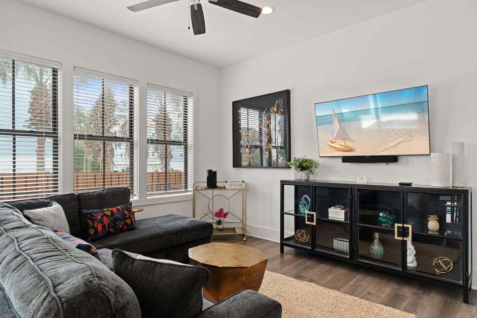 Day, TV and multimedia, Living room, Seating area, furniture