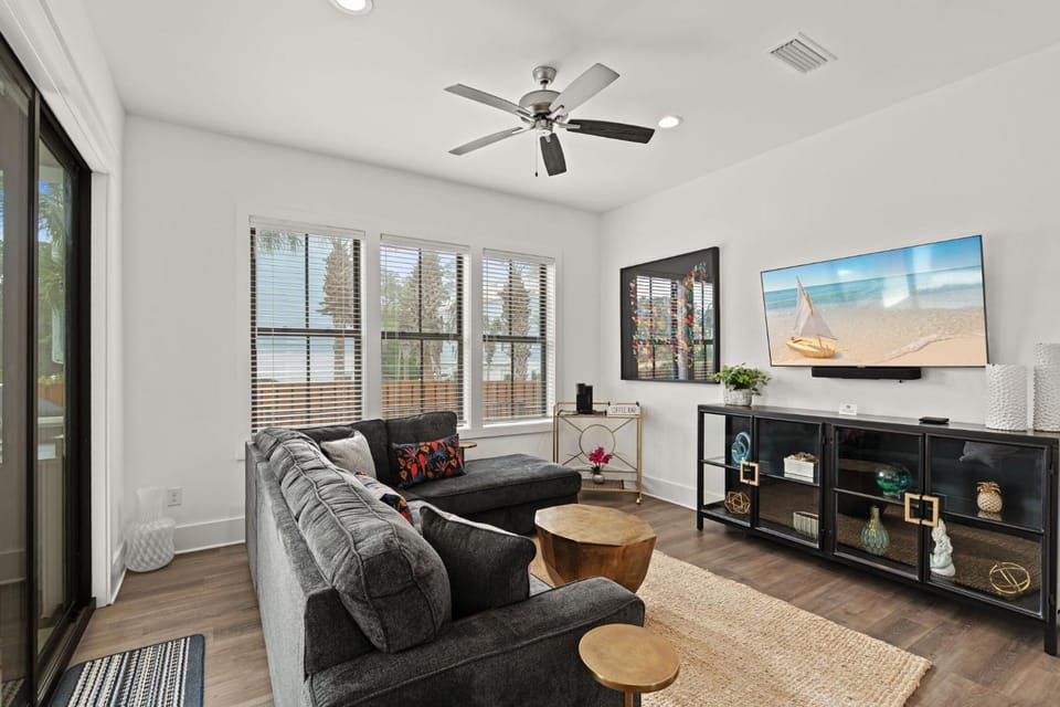 Day, TV and multimedia, Living room, Seating area, furniture