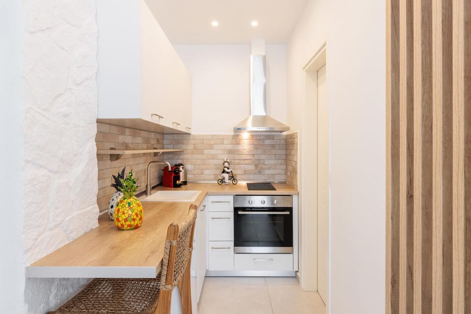 Coffee/tea facilities, Kitchen or kitchenette, oven, stove