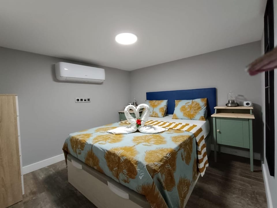 Bed, Photo of the whole room, Bedroom, air conditioner