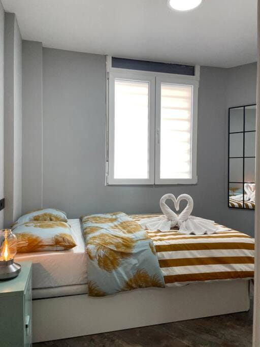 Bed, Photo of the whole room, Bedroom, towels