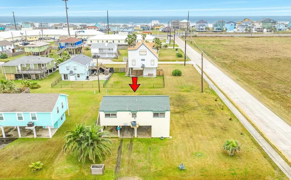 Pineapple by the Sea - Outdoor Bar, Walk to Beach! House in Jamaica Beach