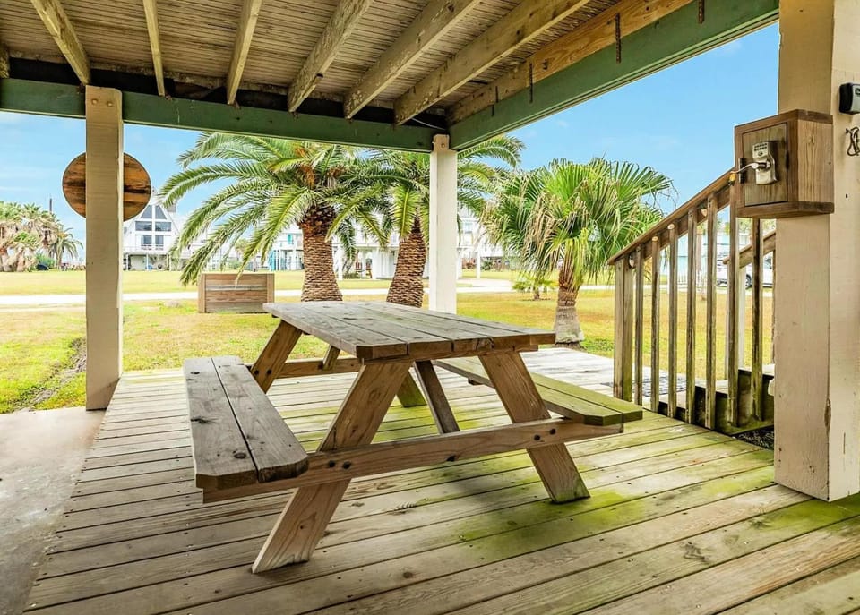 Pineapple by the Sea - Outdoor Bar, Walk to Beach! House in Jamaica Beach