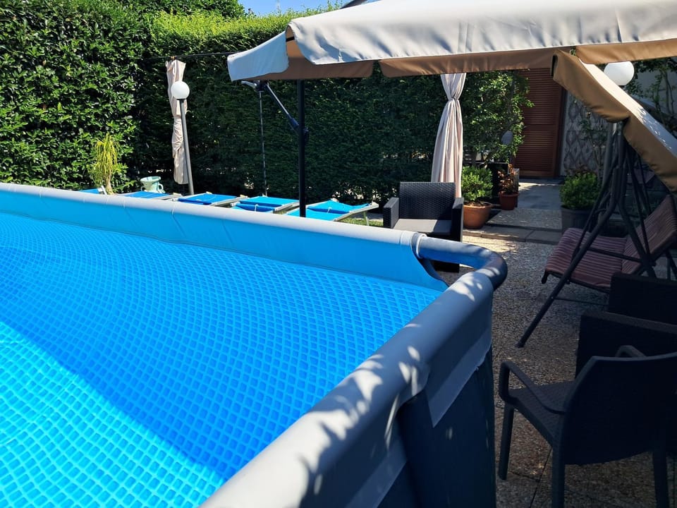 Swimming pool, sunbed