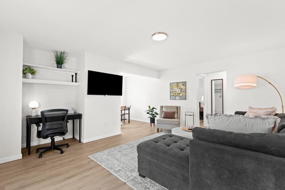 Modern 1BR - Fast WiFi - Coffee Bar - Pet Friendly Apartment in Mount Clemens