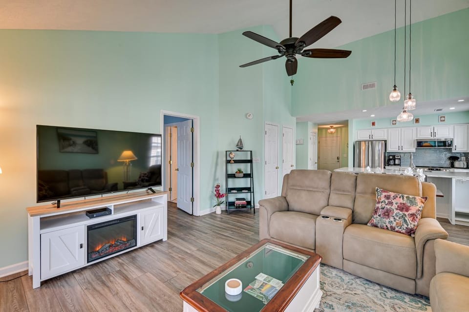 8 Mi to Boardwalk: Myrtle Beach Condo Near Golfing House in Carolina Forest