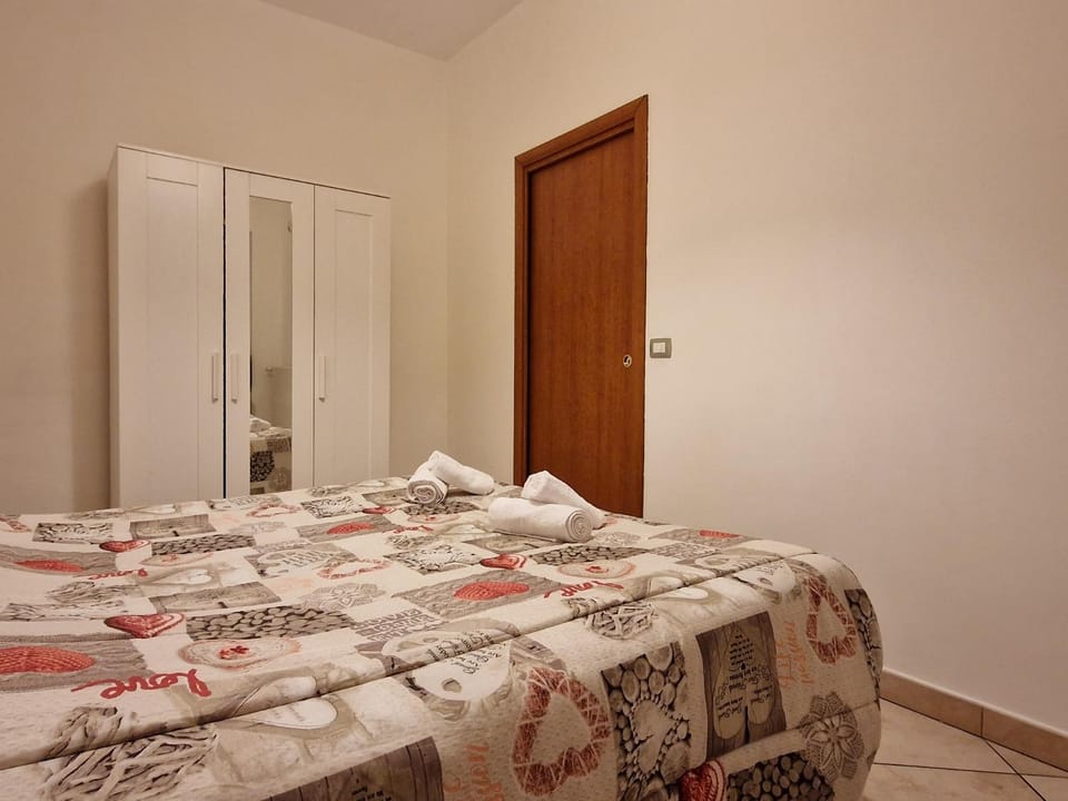 Bed, Photo of the whole room, Bedroom, towels, wardrobe