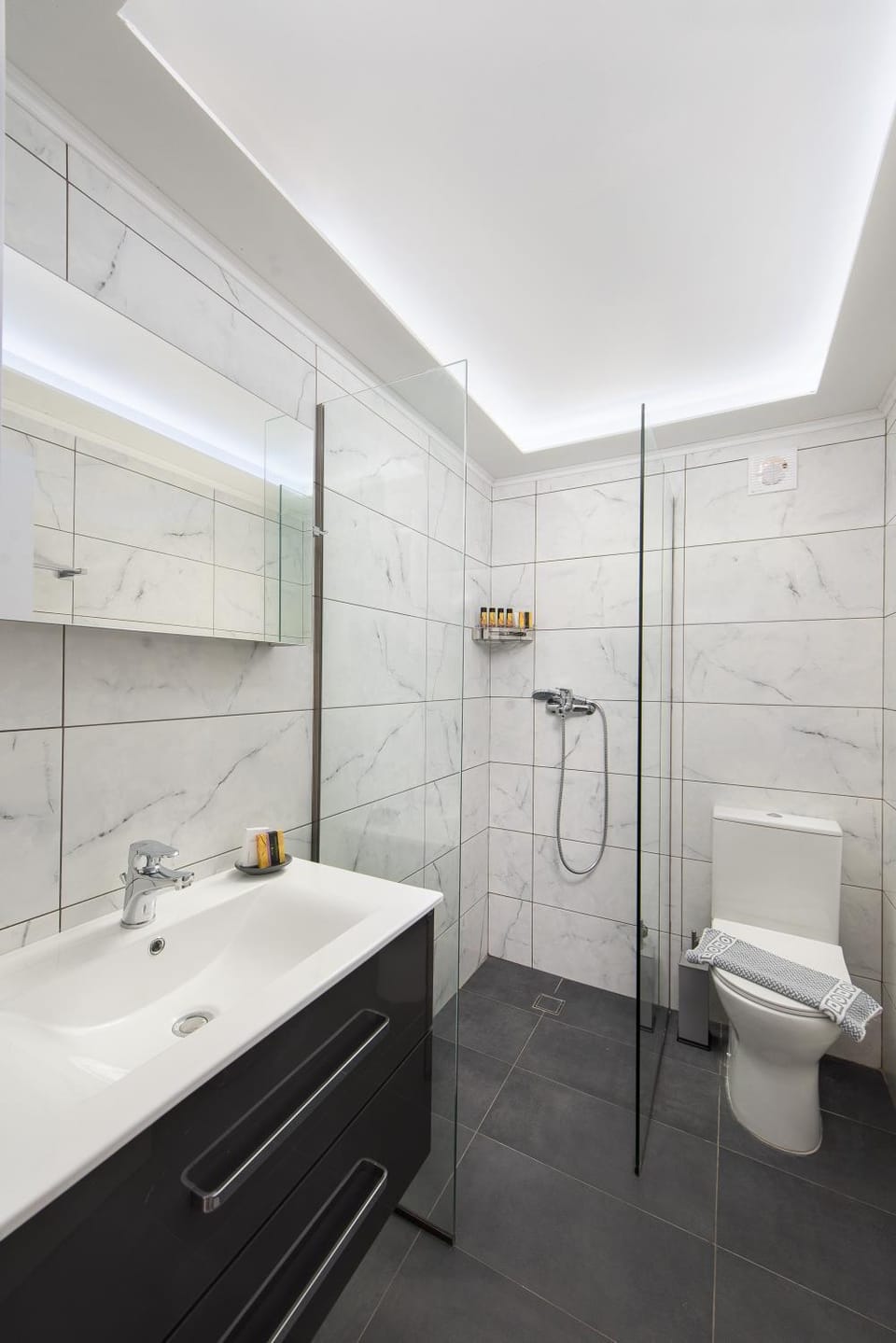 Shower, Toilet, Bathroom, towels