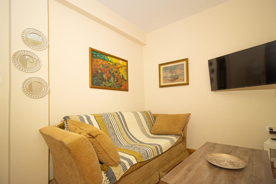 TV and multimedia, Living room, Seating area, air conditioner