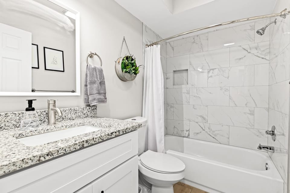 Cozy Modern 1BR Close to Downtown Apartment in Mount Clemens