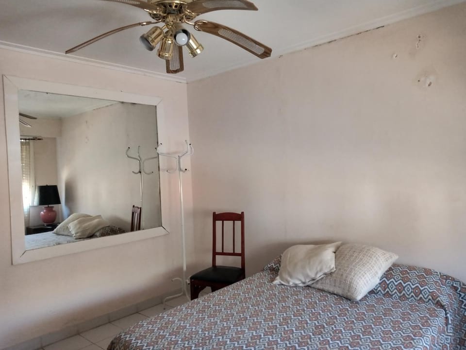 Departamento al frente- Habitación con living Apartment in Tandil