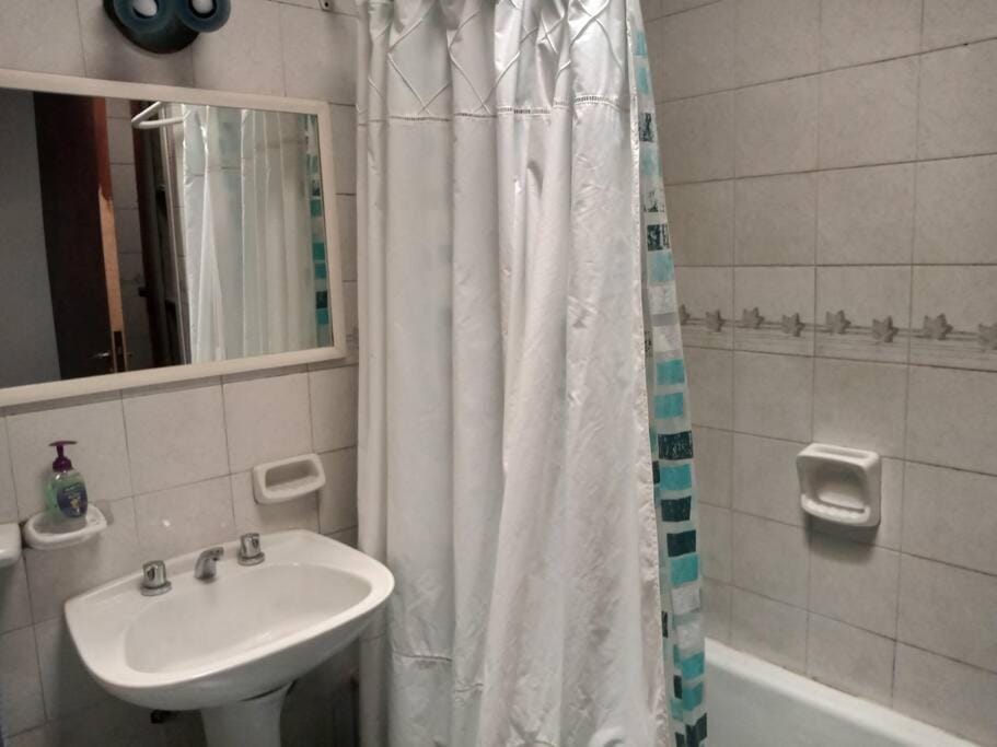 Departamento al frente- Habitación con living Apartment in Tandil