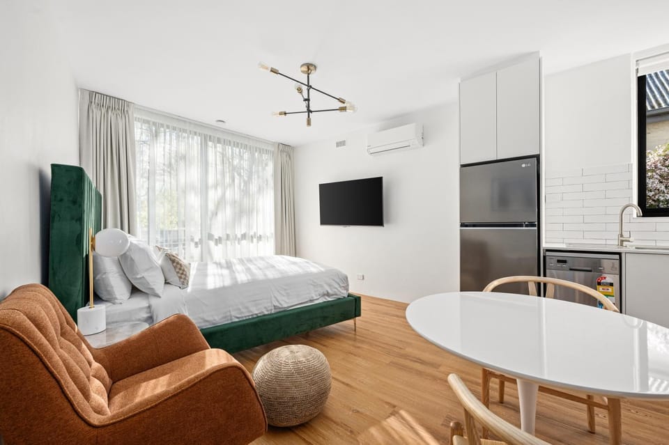 Kitchen or kitchenette, Dining area, Bedroom
