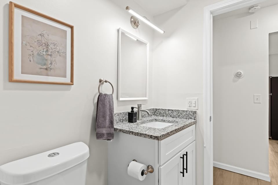 Pet Friendly 1BR Flat with Dog Park & King Bed Apartment in Mount Clemens