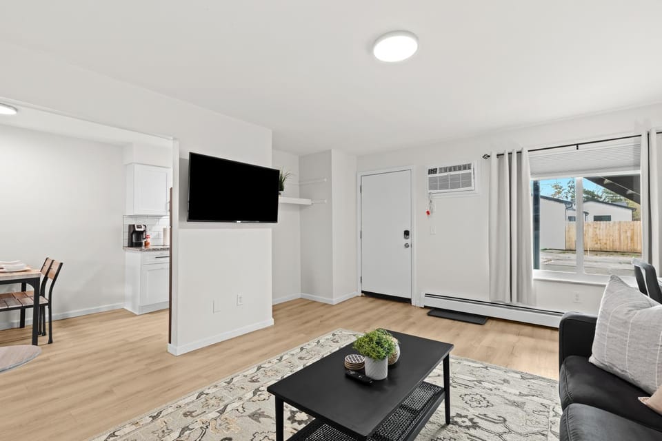 Pet Friendly 1BR Flat with Dog Park & King Bed Apartment in Mount Clemens