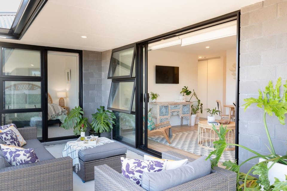 Property building, Patio, Living room, Seating area, Garden view