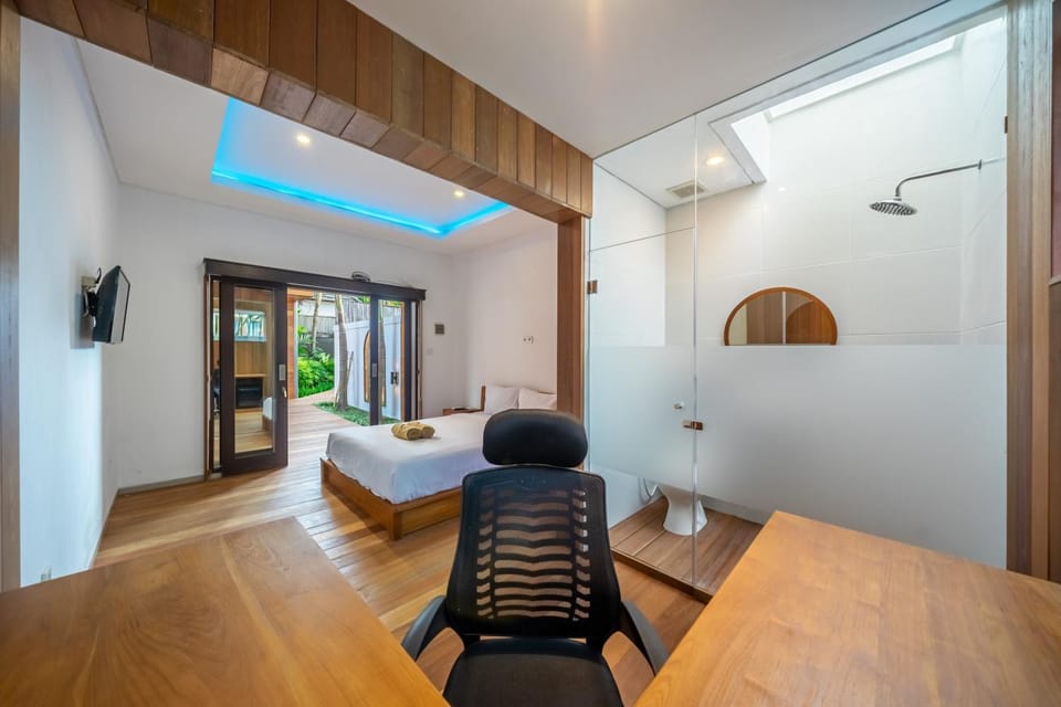 Bed, Living room, Photo of the whole room, Seating area, Bedroom, hair dresser, air conditioner