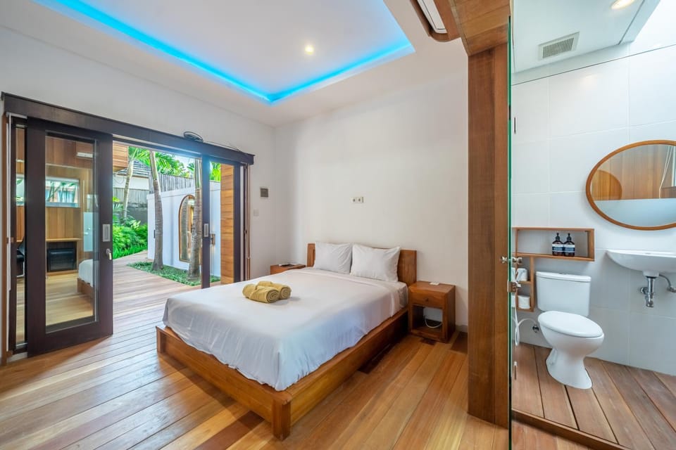 Toilet, Bed, Bathroom, Photo of the whole room, towels