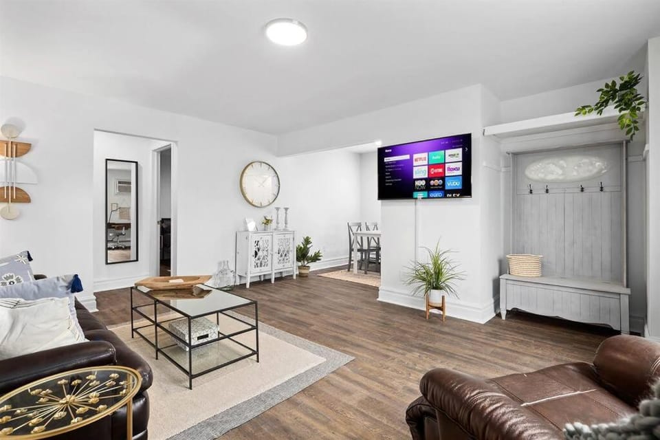Brand New 1BR Flat, Cozy King Suite Apartment in Mount Clemens
