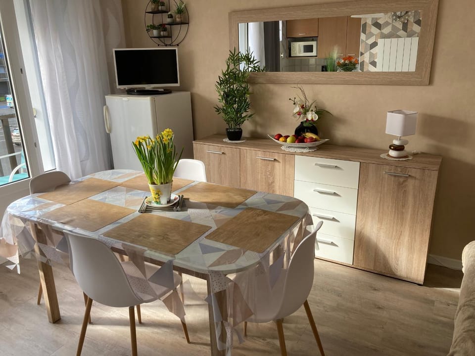 Appartement rénové à 2 pas de la plage - FR-1-712-27 Apartment in Normandy