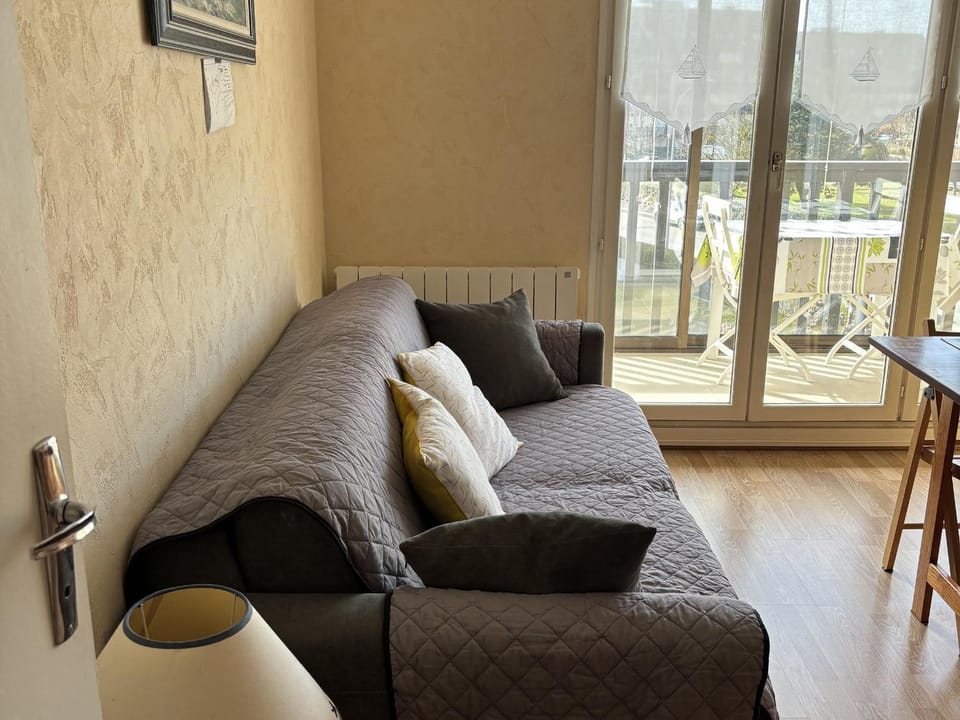 Appartement 2 Pièces avec Loggia Vue Mer et Parking, Près de la Plage - FR-1-712-38 Apartment in Normandy