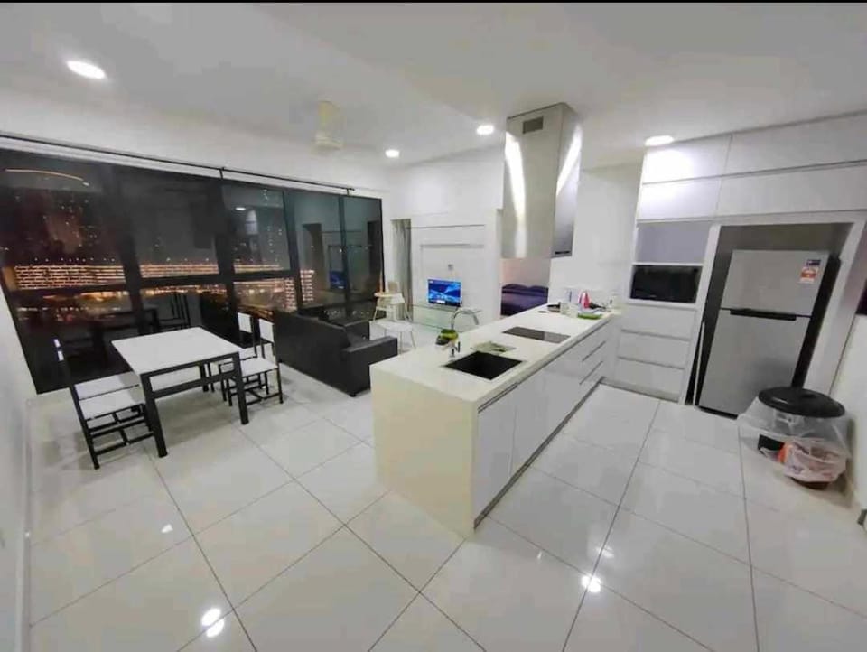 Mid Valley Southkey Mall - 24-7 Support - Netflix - Infinity Pool Apartment in Johor Bahru