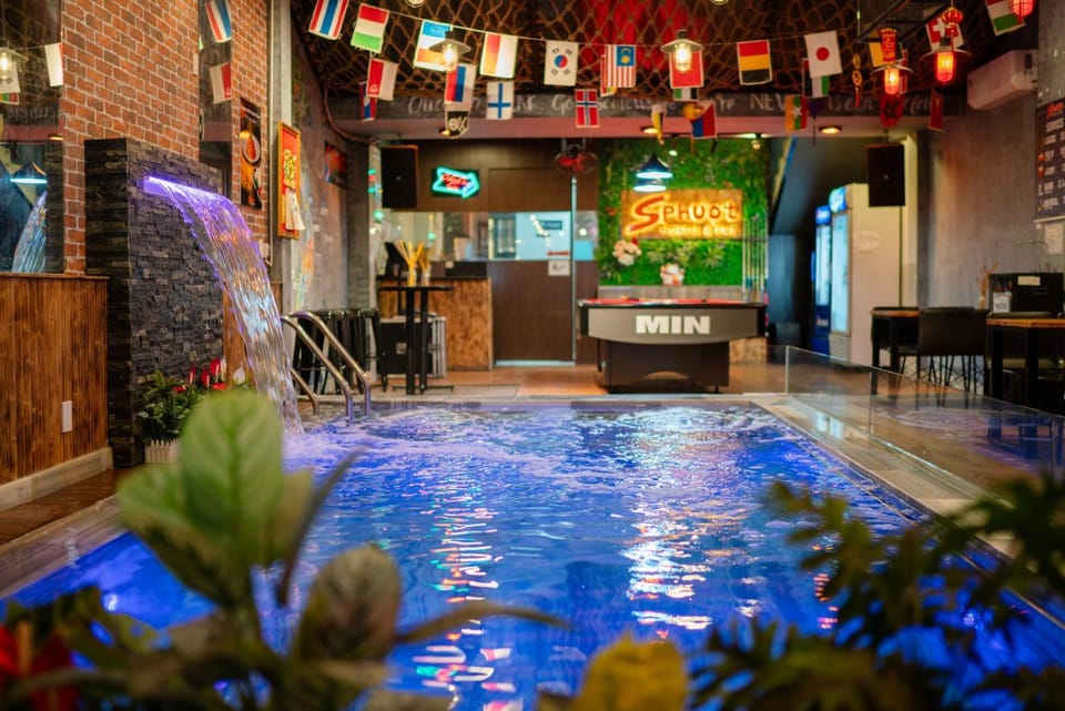 Restaurant/places to eat, Swimming pool
