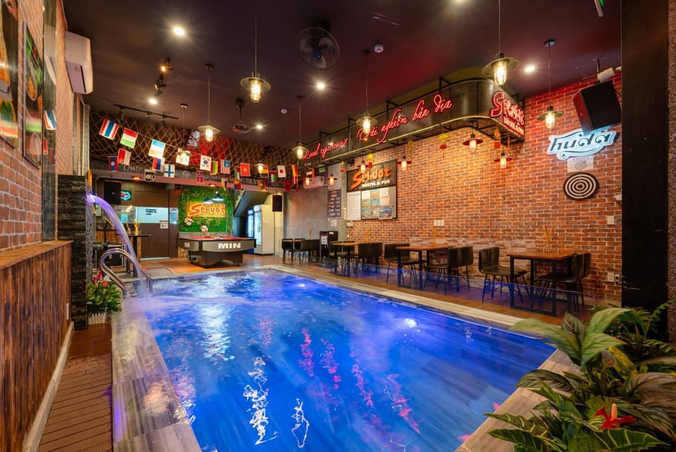 Restaurant/places to eat, Swimming pool