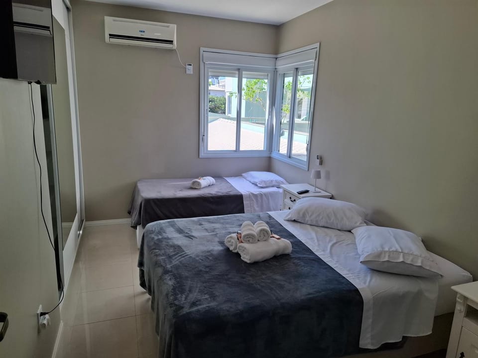 Bed, TV and multimedia, Bedroom, wardrobe, air conditioner