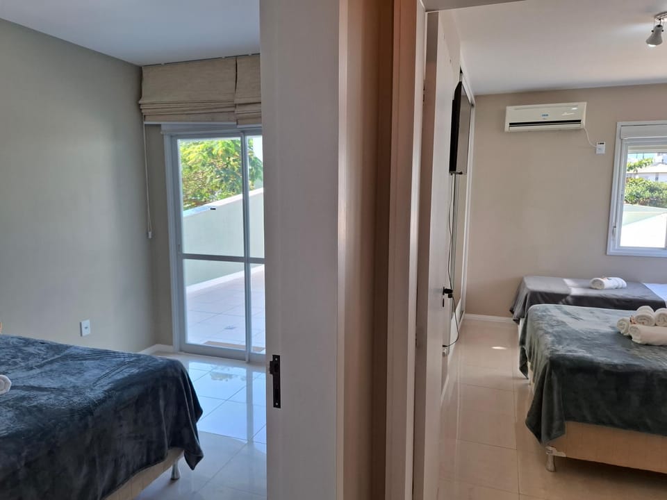 Bed, TV and multimedia, View (from property/room), Bedroom, air conditioner