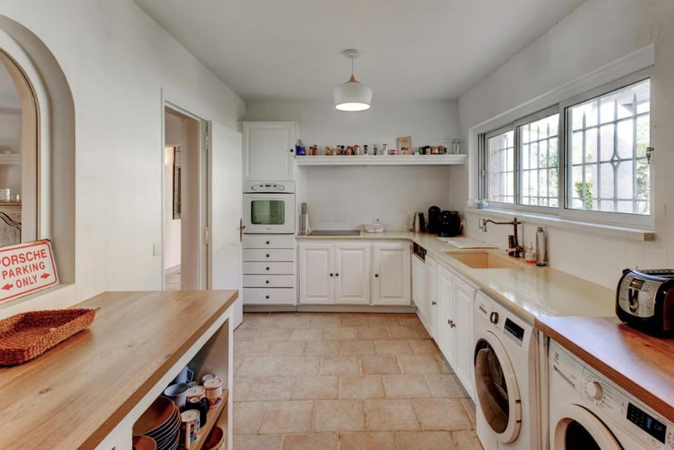 Coffee/tea facilities, Kitchen or kitchenette, oven, stove, toaster, washing machine