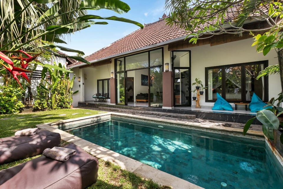 Property building, Garden, Garden view, Pool view, Swimming pool, sunbed