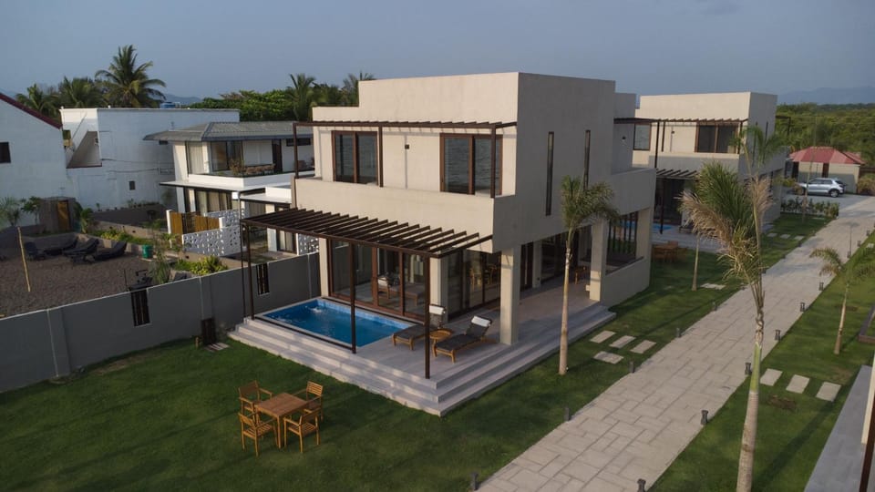 Property building, Day, Swimming pool