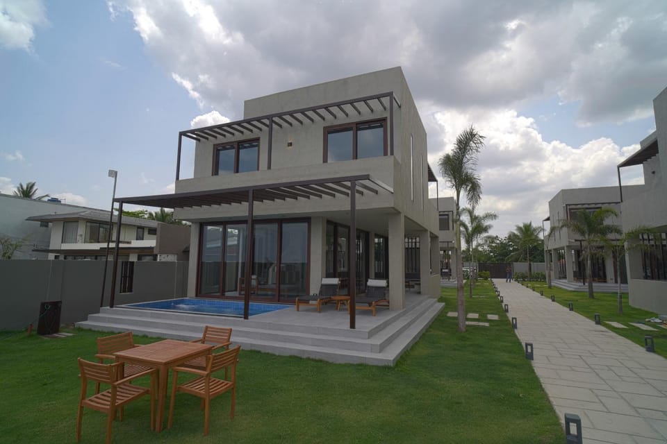 Property building, Day, Swimming pool, sunbed